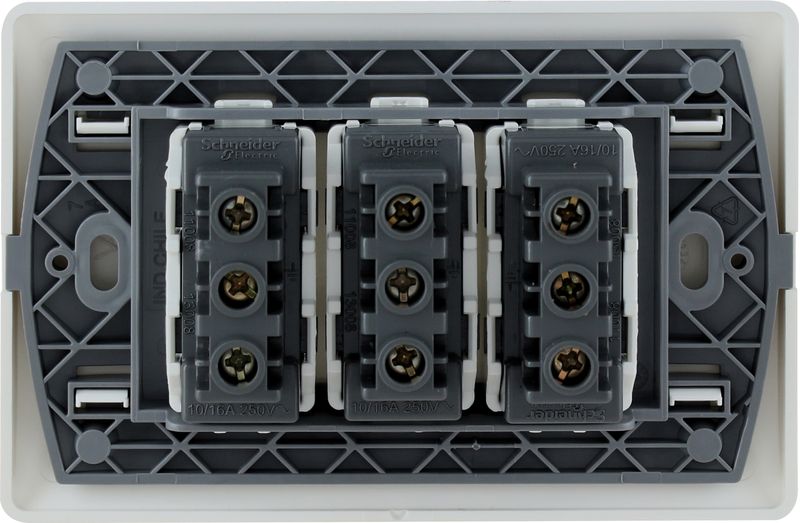 ENCHUFE TRIPLE 2P+T 10A 250V ARMADO BLANCO GENESIS
